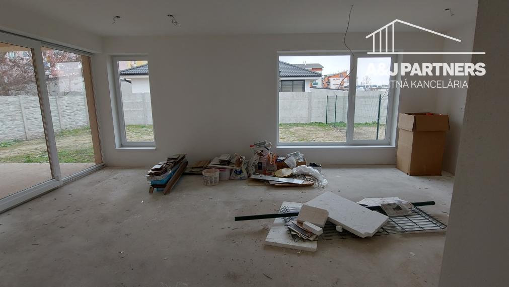 ! NOVÁ CENA! Pekný 4 izbový rodinný dom v Dunajskej Strede