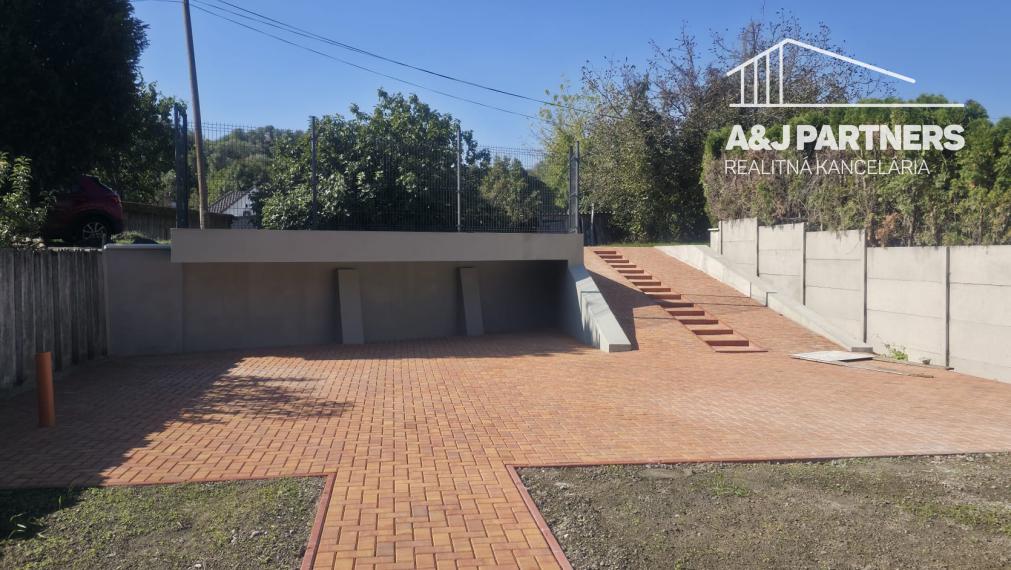 Veľký 5 izbový dvojpodlažný rodinný dom vo Vojke nad Dunajom