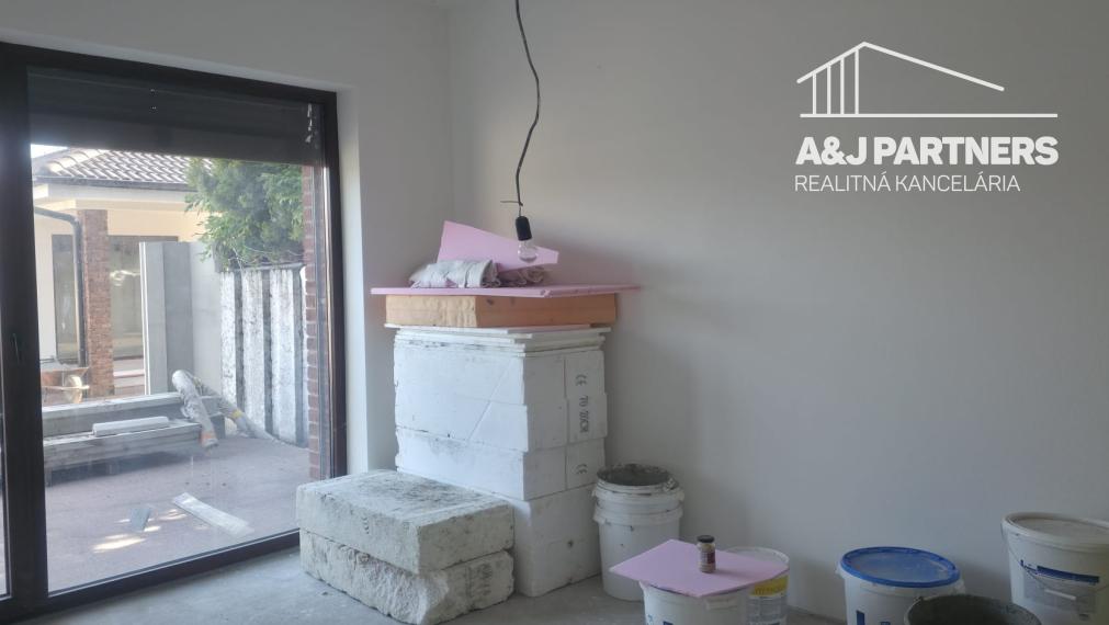 Veľký 5 izbový dvojpodlažný rodinný dom vo Vojke nad Dunajom