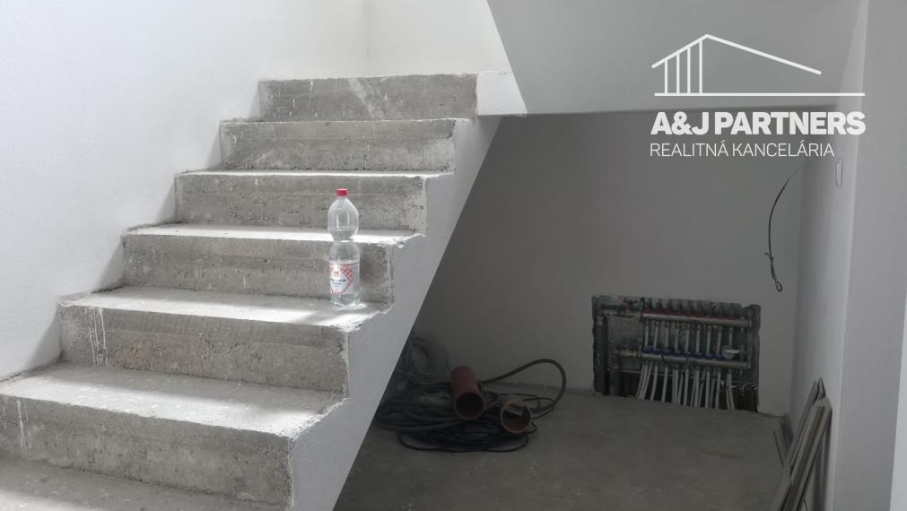 Veľký 5 izbový dvojpodlažný rodinný dom vo Vojke nad Dunajom