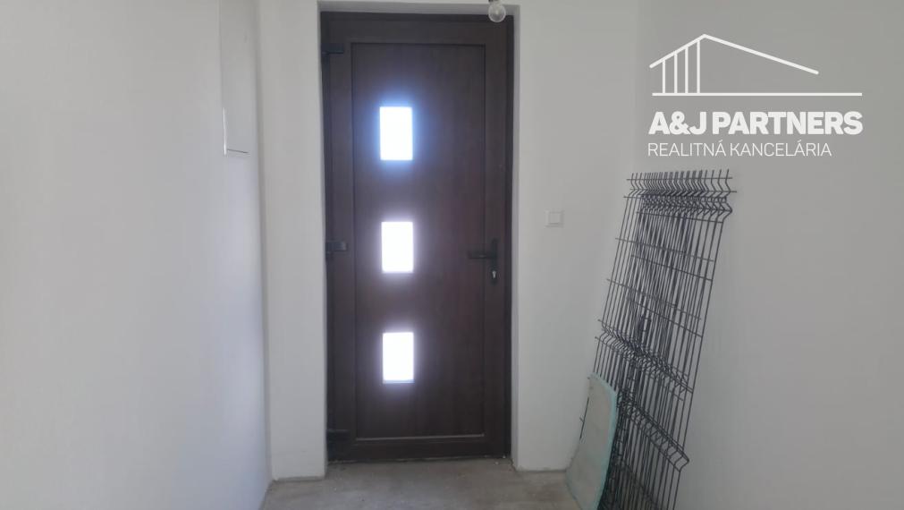 Veľký 5 izbový dvojpodlažný rodinný dom vo Vojke nad Dunajom