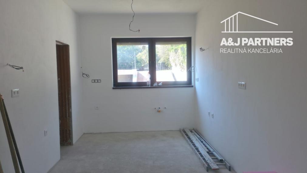 Veľký 5 izbový dvojpodlažný rodinný dom vo Vojke nad Dunajom