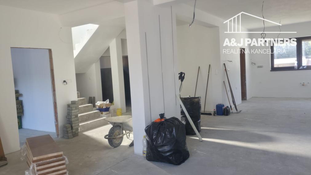 Veľký 5 izbový dvojpodlažný rodinný dom vo Vojke nad Dunajom