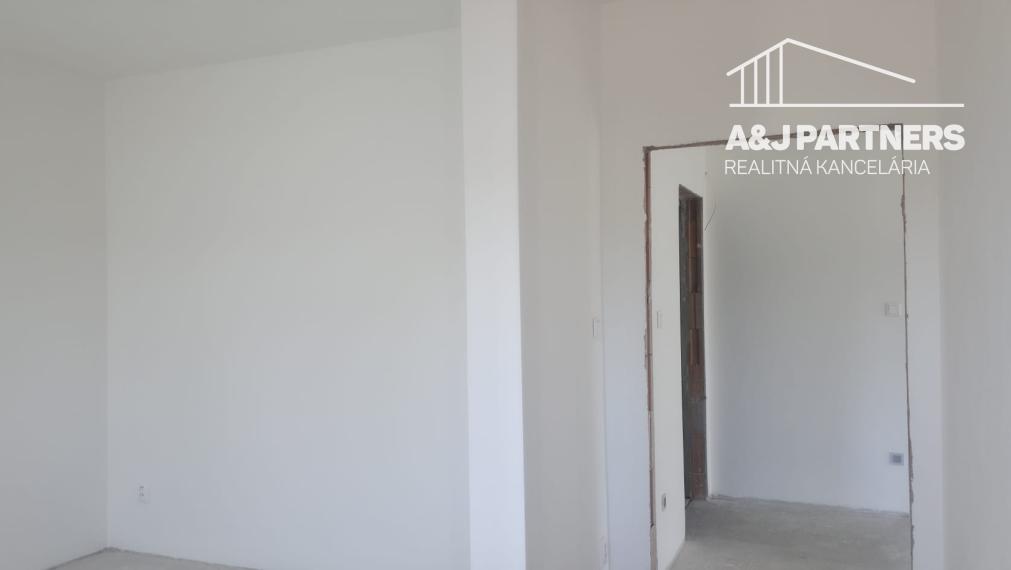 Veľký 5 izbový dvojpodlažný rodinný dom vo Vojke nad Dunajom