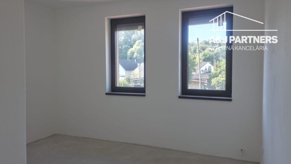 Veľký 5 izbový dvojpodlažný rodinný dom vo Vojke nad Dunajom