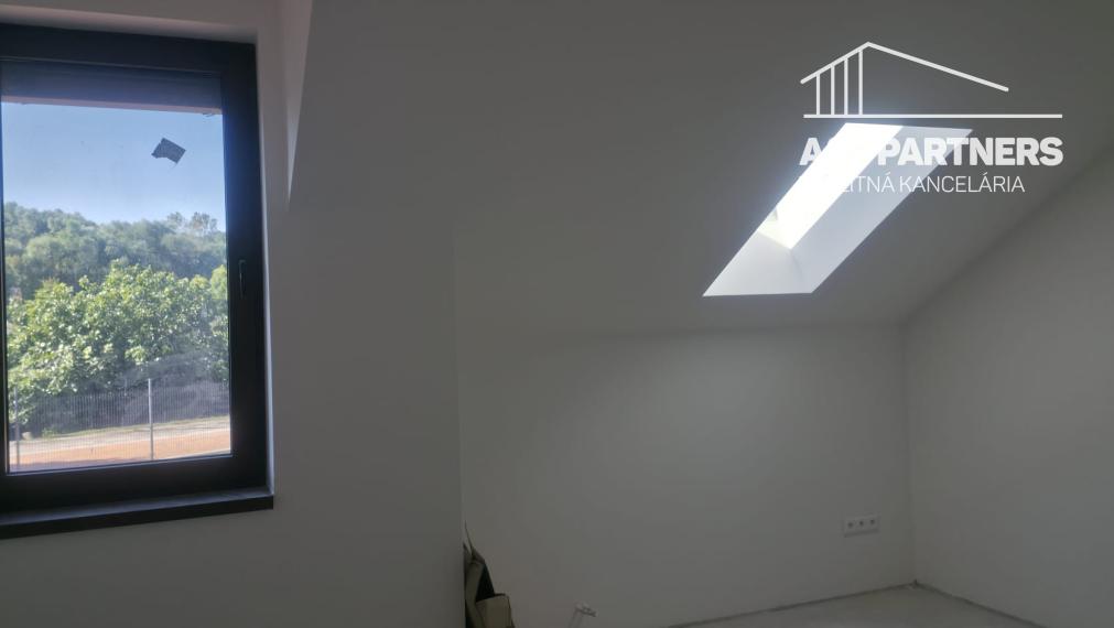 Veľký 5 izbový dvojpodlažný rodinný dom vo Vojke nad Dunajom