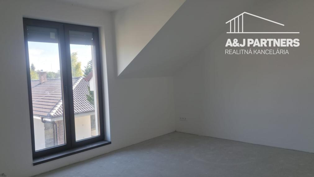 Veľký 5 izbový dvojpodlažný rodinný dom vo Vojke nad Dunajom