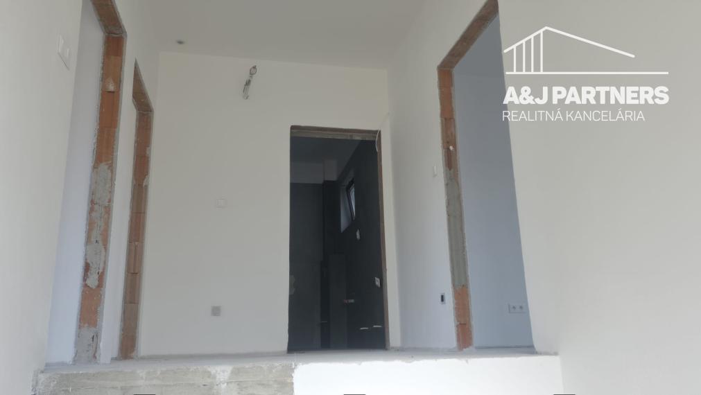 Veľký 5 izbový dvojpodlažný rodinný dom vo Vojke nad Dunajom