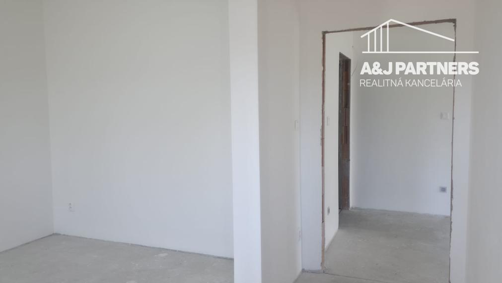 Veľký 5 izbový dvojpodlažný rodinný dom vo Vojke nad Dunajom