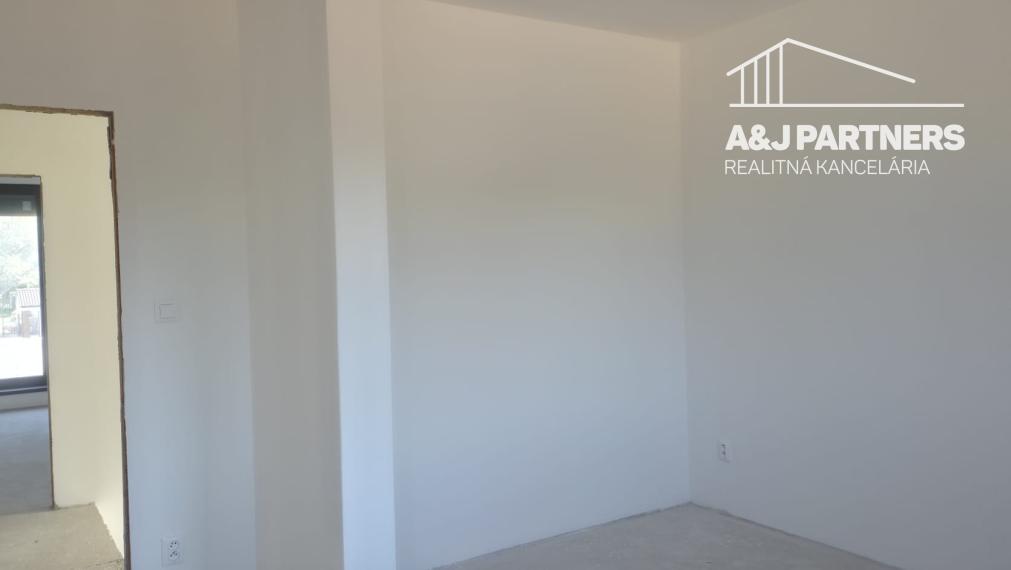 Veľký 5 izbový dvojpodlažný rodinný dom vo Vojke nad Dunajom