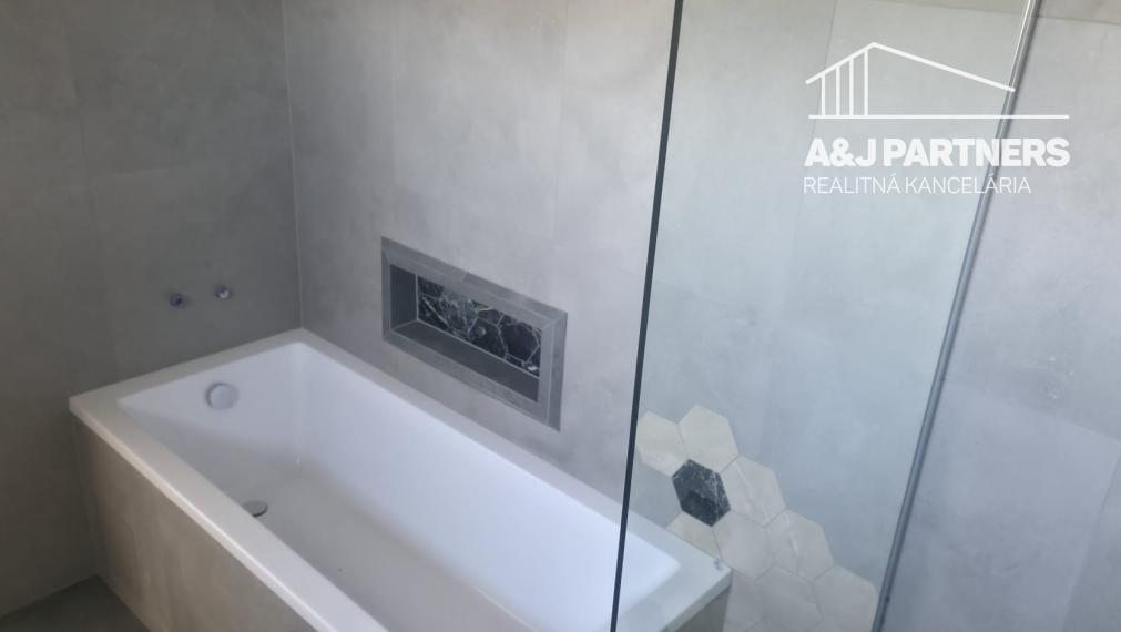 Veľký 5 izbový dvojpodlažný rodinný dom vo Vojke nad Dunajom