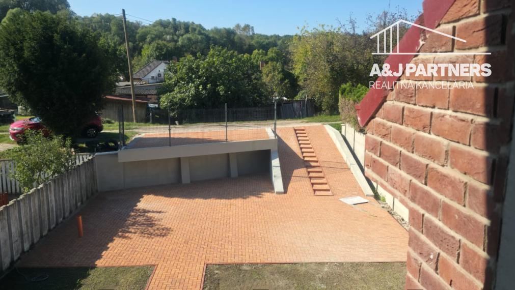 Veľký 5 izbový dvojpodlažný rodinný dom vo Vojke nad Dunajom