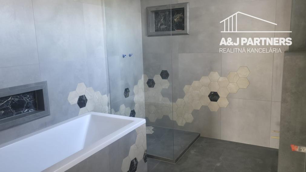 Veľký 5 izbový dvojpodlažný rodinný dom vo Vojke nad Dunajom