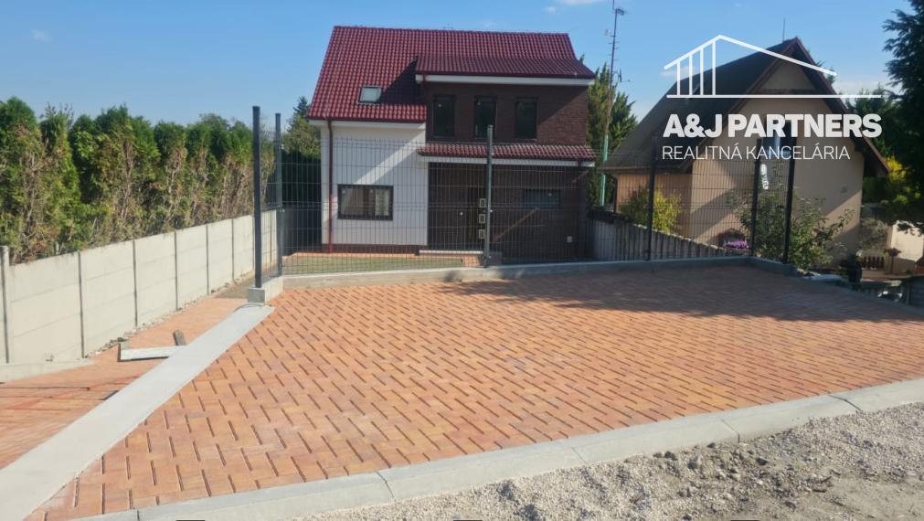 Veľký 5 izbový dvojpodlažný rodinný dom vo Vojke nad Dunajom