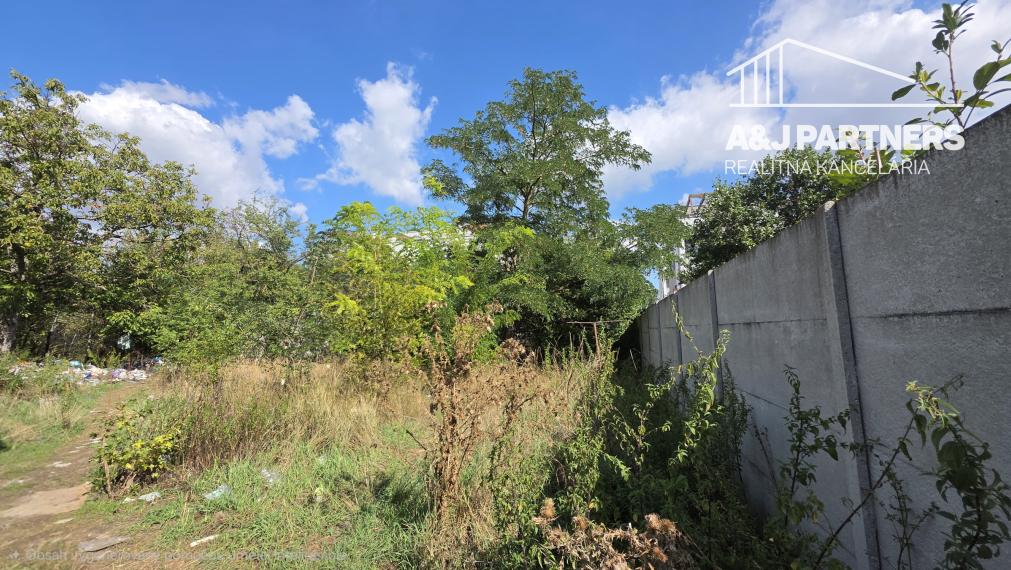 STAVEBNÝ POZEMOK 1 020 m² V CENTRE DUNAJSKEJ LUŽNEJ – HLAVNÁ ULICA