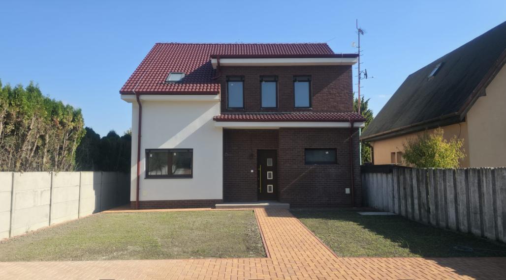 Veľký 5 izbový dvojpodlažný rodinný dom vo Vojke nad Dunajom