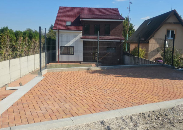 Veľký 5 izbový dvojpodlažný rodinný dom vo Vojke nad Dunajom
