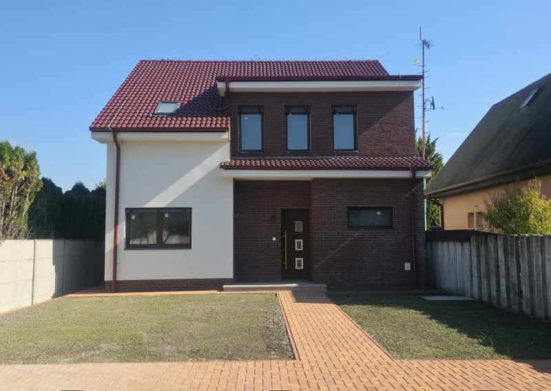 Veľký 5 izbový dvojpodlažný rodinný dom vo Vojke nad Dunajom - fotografia 1